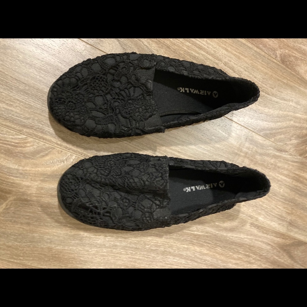 Black Airwalk shoes with lace
